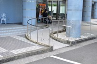 Medium_170　正面玄関　スロープ